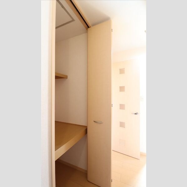 レディアガーデン205号室 ★物入れ★