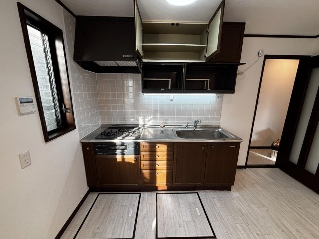 西生田5丁目戸建 3口コンロ、グリル付のシステムキッチンです