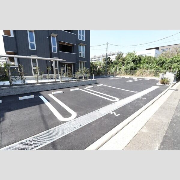 Frischer MorgenⅢ (フリッシャーモルゲンスリー) 駐車場