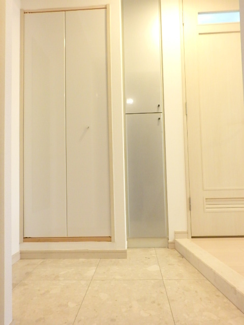 ガラ・グランディ日本橋 収納もある玄関です