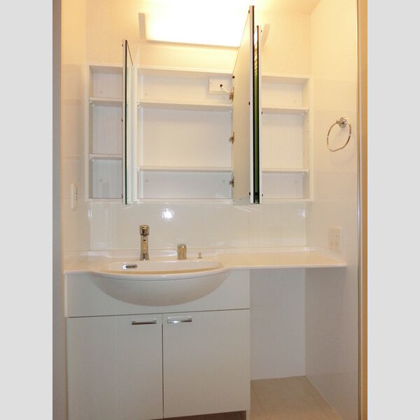 ドルチェヴィータ201号室 洗髪洗面化粧台(開扉)