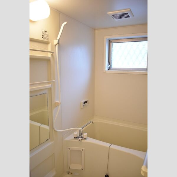 ルミエール西高尾　B102号室 窓付バスルーム