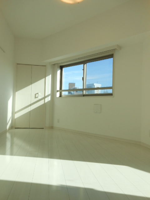 ガーラ・シティ王子8階 開放的な寝室です