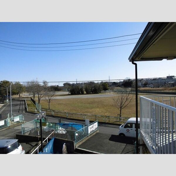 グリーンパーク202号室 近くに広い芝生の公園があります