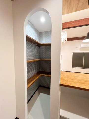 ペット健康館 志木　デザイナーズリノベ戸建 キッチンはパントリーも完備。アーチ式入口がデザイナーズを演出