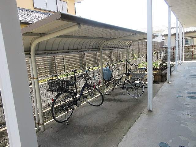 レオパレス石原駅前106号室 屋根付き駐輪場