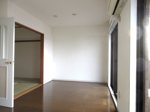 ライオンズプラザ梅島 リビングダイニング　別角度