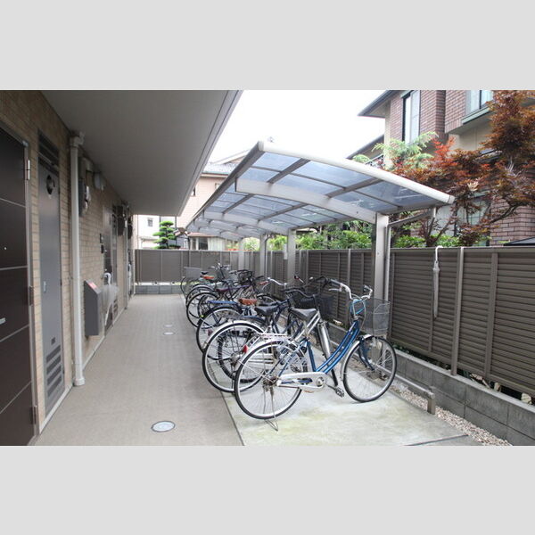 Apartment SARATOGA 駐輪場は屋根付き♪