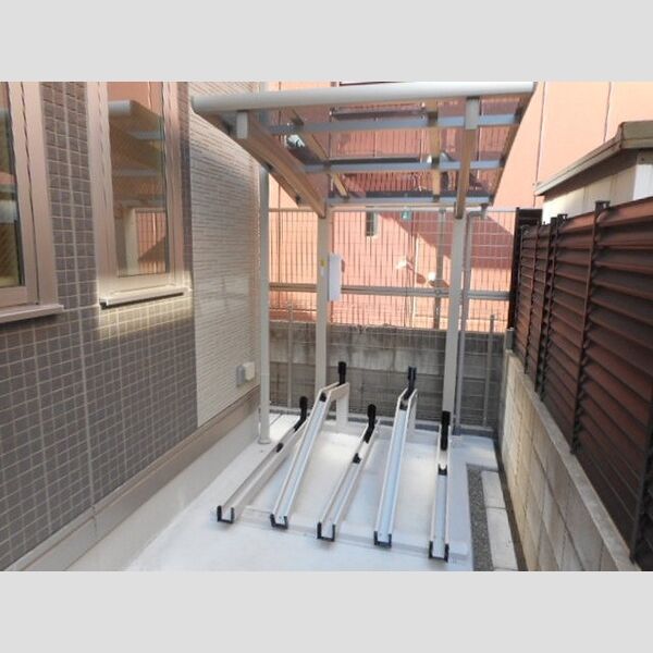 リヴェール 駐輪場(ラック付き)