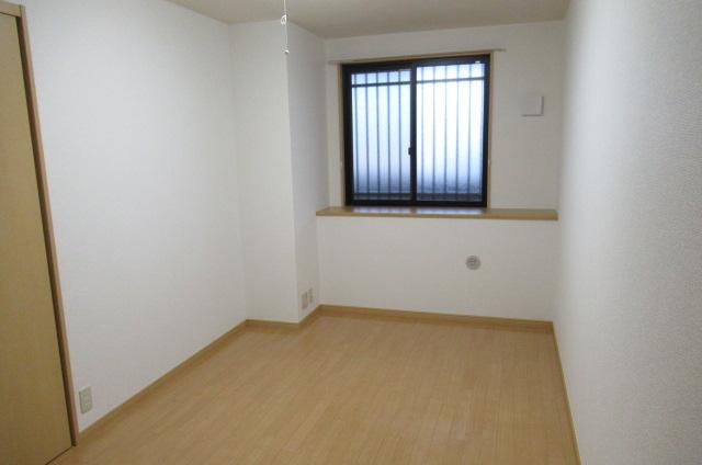 ルミナス砂川七番 洋室（玄関側）