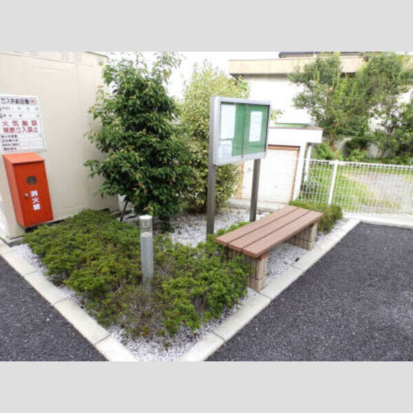 リヨン 敷地内にベンチ有り