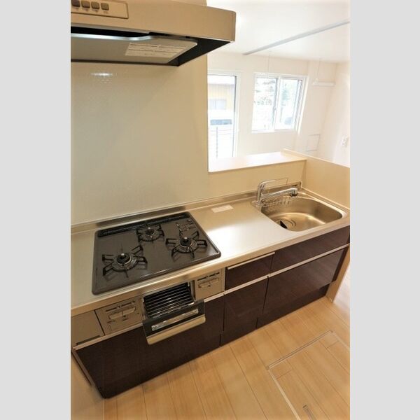 ジュモンターニュ102号室 ガスコンロ3口　グリルも付いてます