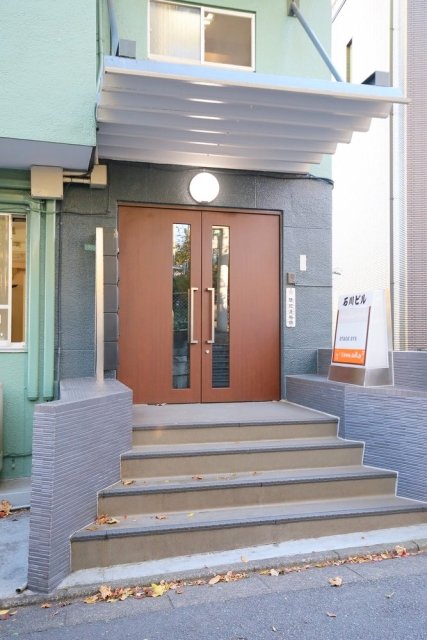 石川ビル エントランス