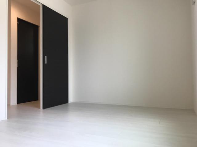 ルミエールドゥース105号室 洋室