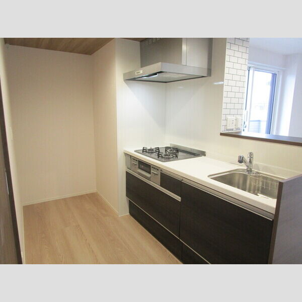 ラ・ペッシュ203号室 対面式3口ガスコンロ付システムキッチン