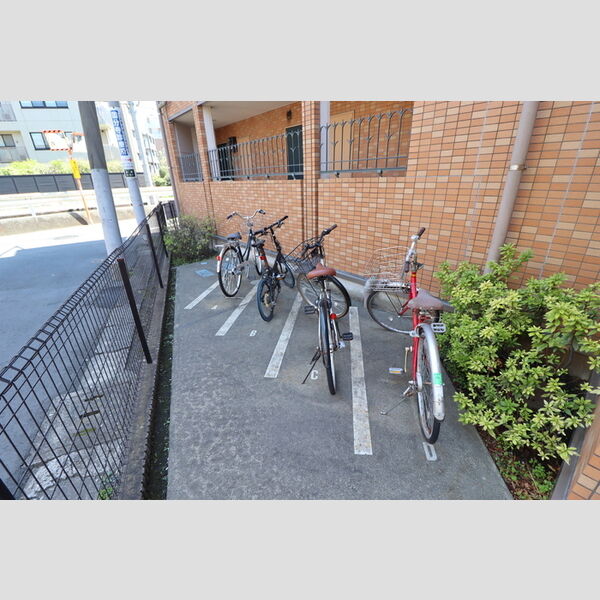 ラクサリー国分寺203号室 自転車置き場