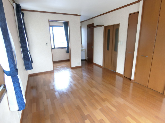 元郷一丁目貸家 お部屋にはしっかりと収納もあります