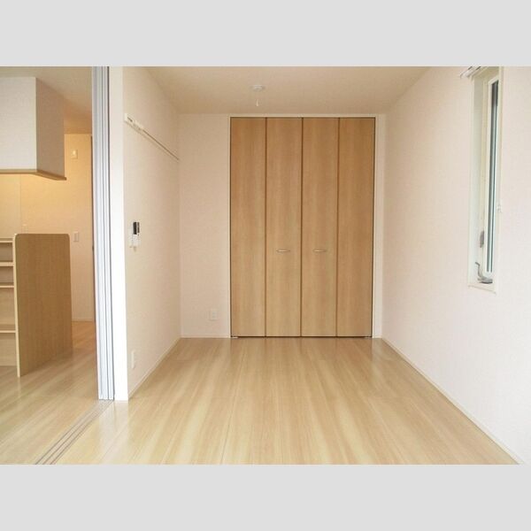 エバーハウス201号室 洋室(リビング隣接)