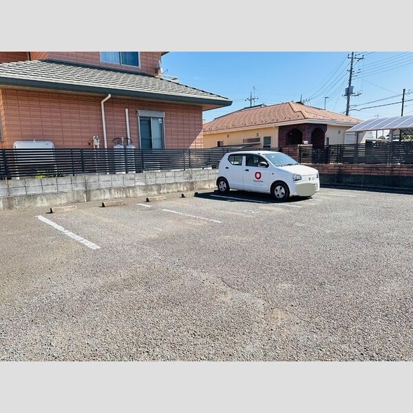 イーストハウスⅡ二ツ宮 駐車場