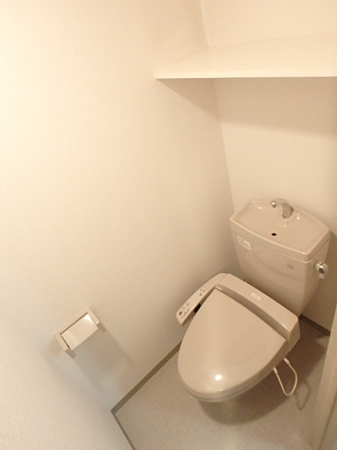 グランド・ガーラ横濱山下町 棚付のシャワートイレ