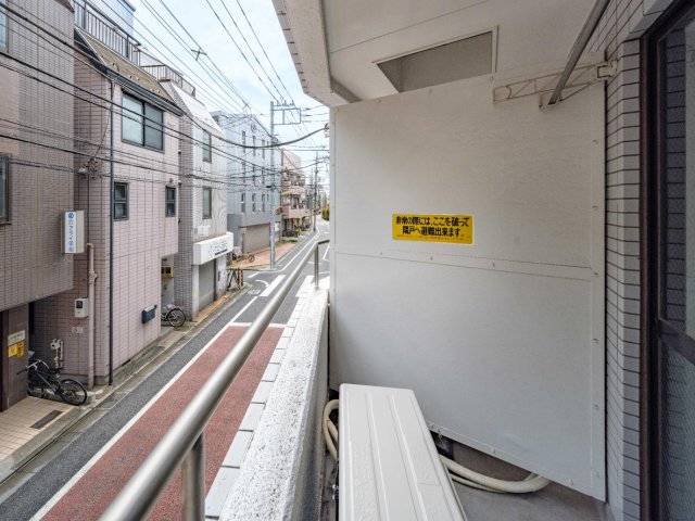 メインステージ代田橋203号室 低層の街並みと空が広がる、のびやかなバルコニー眺望。