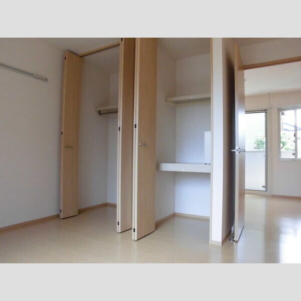 カーサポンティチェロ102号室 洋室のダブル収納!