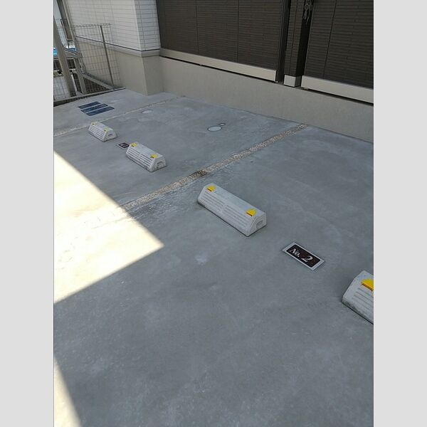 オリヴィア山手106号室 駐車場