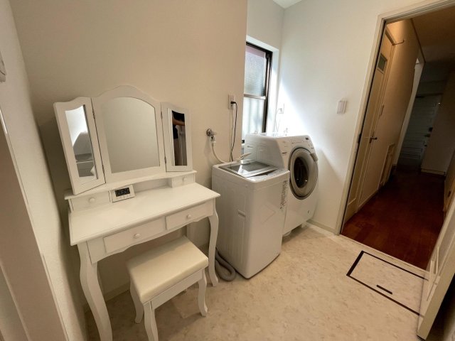 シェアハウス横浜根岸201号室 三面鏡付きドレッサー、洗濯機2台