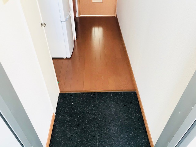 レオパレスフラワー 玄関