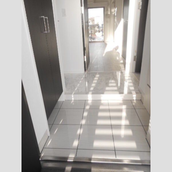 ラ・ベレッツァ　フェリオ 玄関