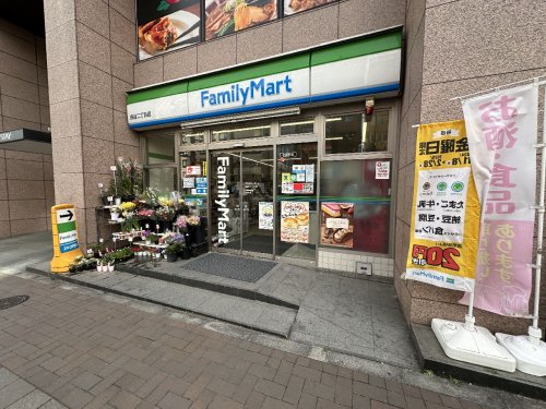 パレステュディオ四谷 【コンビニエンスストア】ファミリーマート 四谷二丁目店まで265ｍ