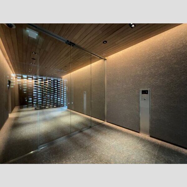 プライムメゾン森下WEST410号室 木目天井から間接照明の優しい光が落ち着いた空間を演出しています。 ZEH-Mマンション　環境に優しい高効率・省エネ高断熱・節電