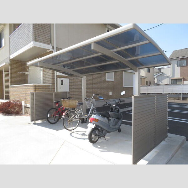 コンフォルトカーサ101号室 屋根付駐輪場です。