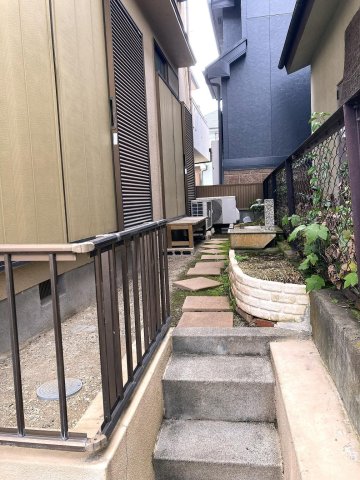 長沼町戸建４LDK 小さな花壇と水道があります