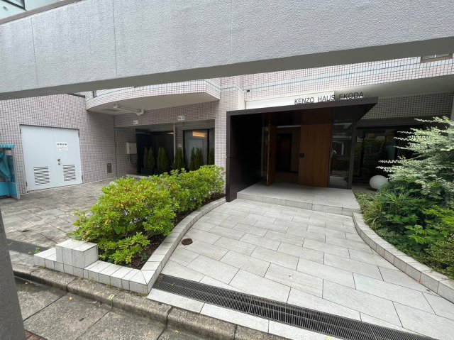 ＫＥＮＺＯ　ＨＡＵＳ　ＥＫＯＤＡ エントランス