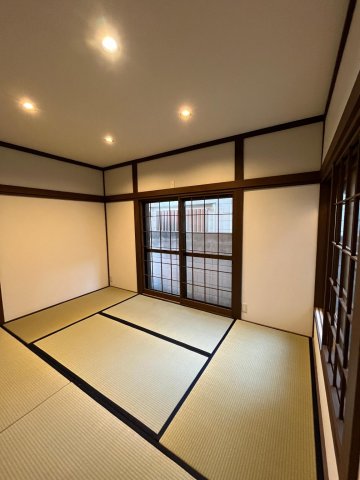 Cozy House南鎌ヶ谷デザイナーズリノベ戸建 落ち着きのある1階和室。畳は新調。