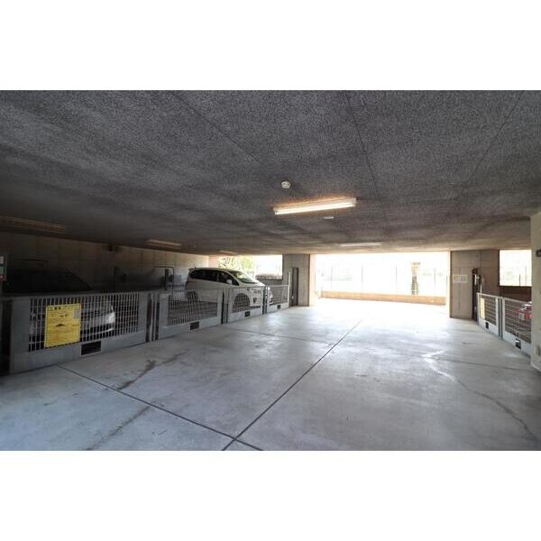 グランダジュール千葉みなと304号室 駐車場