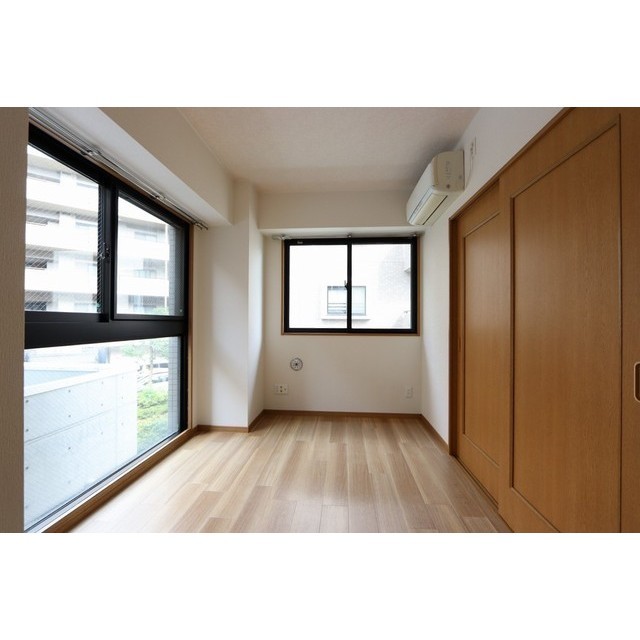 ローズパレス202号室 玄関側・洋室