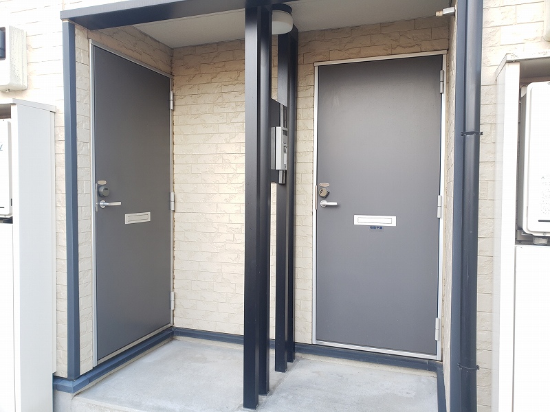 レオパレスくおれ 玄関