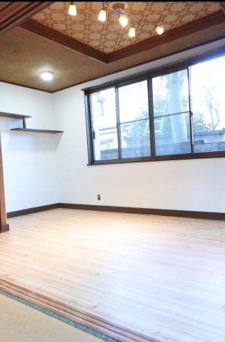 高塚新田1戸建て 1階リビング、和室とつなげると12畳で広々です