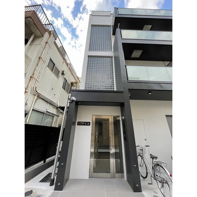 KTPビル スタイリッシュなエントランス