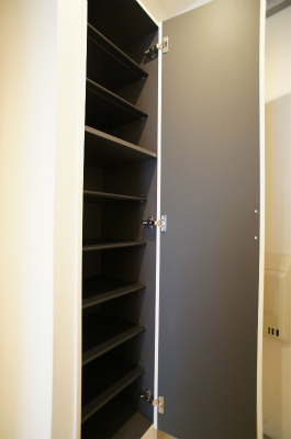 リブリ・反町・東神奈川 玄関