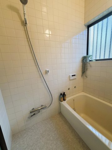 南街6丁目戸建 窓のある明るい浴室は自動給湯機能付き