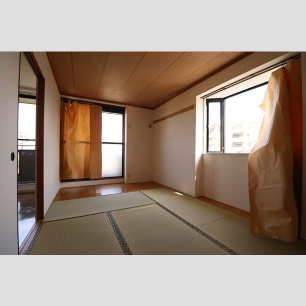 エーデルワイス301号室 リビング隣の和室は2面採光