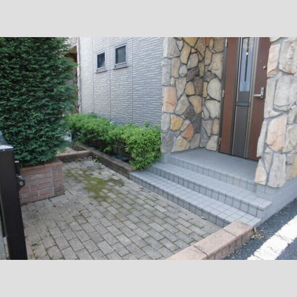 Green Forest聖蹟B102号室 玄関前②