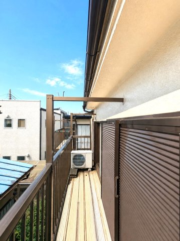 亀久保ハウス 南向きの広々バルコニー・物干し竿を掛けられます