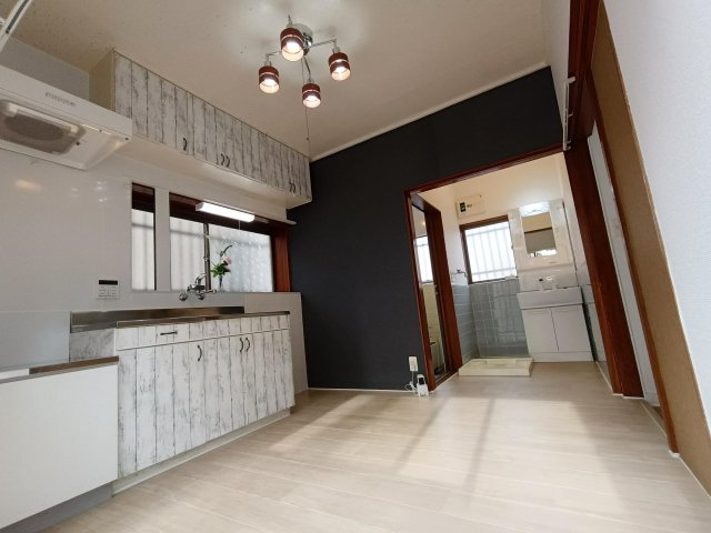 ペットと暮らす田喜野井戸建 清潔感のある水回りに仕上げています。壁紙も張り直しています。