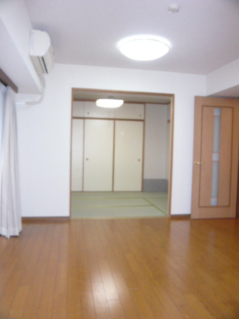 ヒルズ市川妙典　１０４号室 リビング