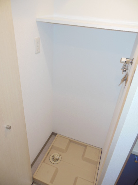 グランド・ガーラ横濱山下町4階 扉付洗濯機置き場