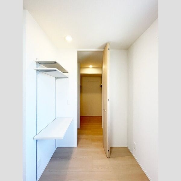 メゾンアイリス ココア201号室 ウォークインクローゼット(洋室5.6帖)